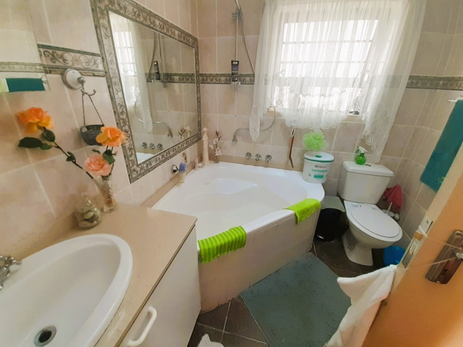 6 Bedroom Property for Sale in Paradise Beach Eastern Cape